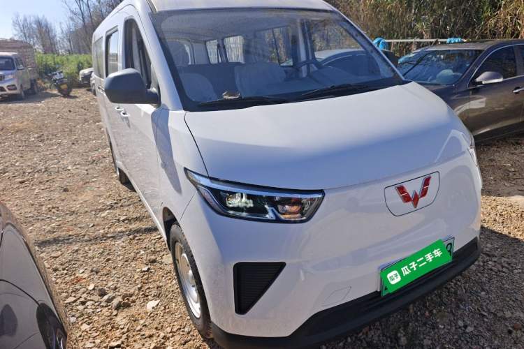 Used Wuling Yangguang 2024 300KM Comfort Version Passenger Van 75kW Front Right 45 Deg