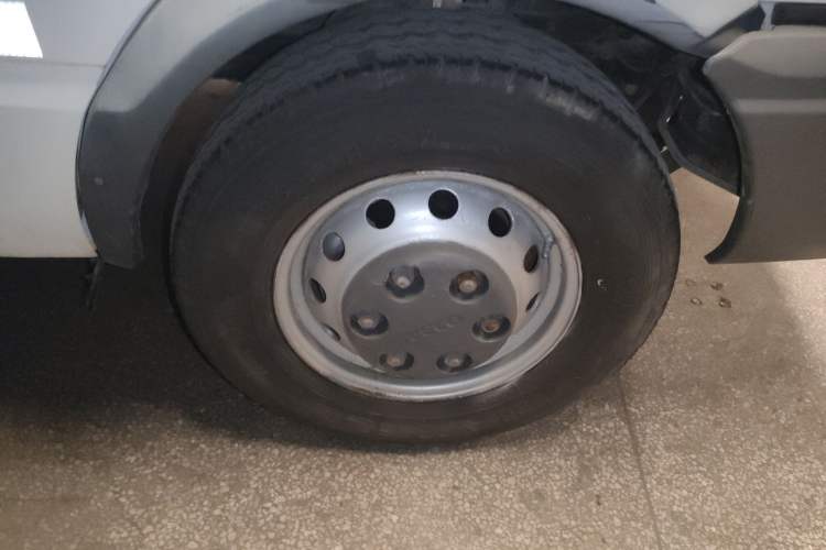 Used Iveco Daily 2017 2.8T V35 Cargo Van Mid-Roof 3/6 Seats 43S5
