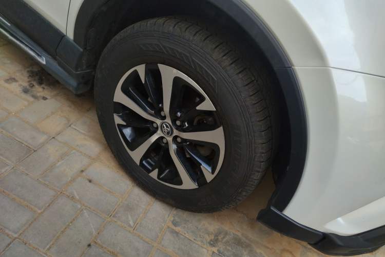 Used Toyota RAV4 2016 2.0L CVT Two-Wheel Drive Fashion Edition China V Standard Right Front Wheel Hub