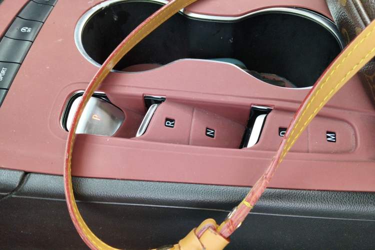 Used Buick Regal 2024 25T Deluxe Edition Gear Lever