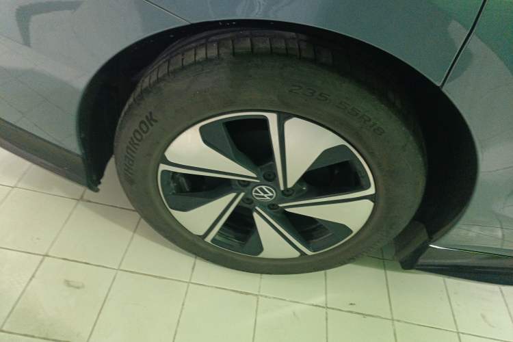 Used Volkswagen ID.7 VIZZION 2024 AIR model Right Rear Wheel Hub