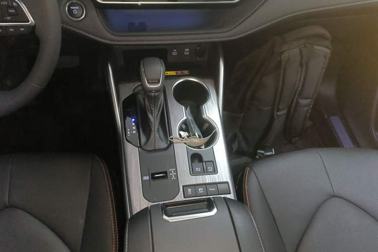 Used Toyota Crown Kluger 2026 Model 2.5L HEV All-Wheel-Drive Luxury Edition Gear Lever