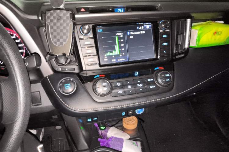 Used Toyota RAV4 2019 2.0L CVT Two-Wheel Drive Fashion X Limited Edition China VI Standard Audio And AC Panel