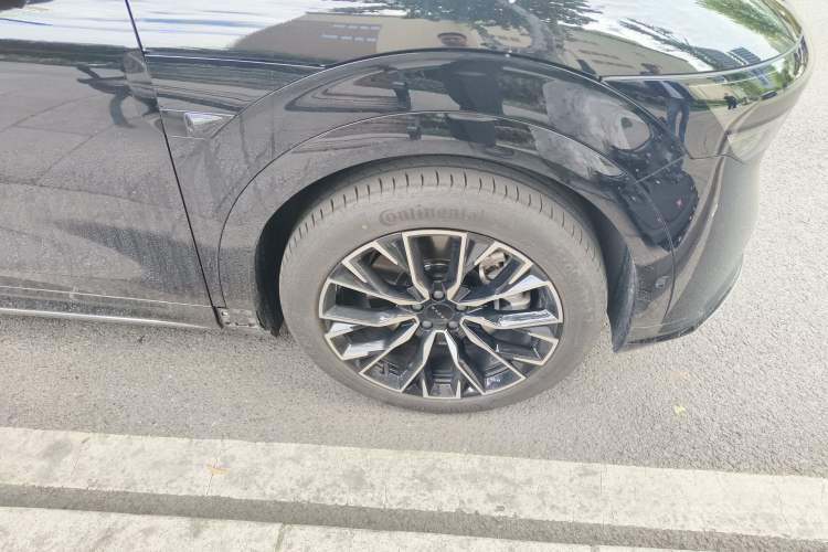 Used Zeekr 7X 2025 100 kWh Long-Range Rear-Wheel Drive with Intelligent Driving Features Right Front Wheel Hub