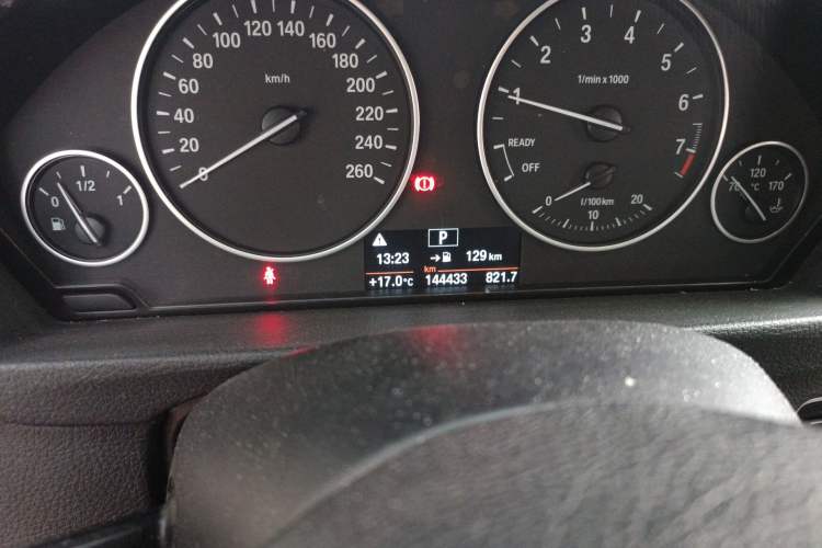 Used BMW 3 Series 2017 320Li Fashion Model Odometer Close Up