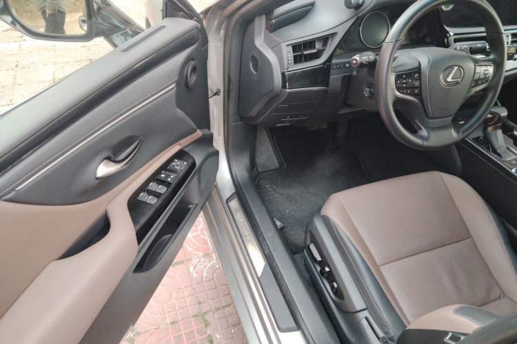 Used Lexus ES 2022 300h Deluxe Edition
