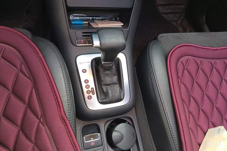 Used Volkswagen Tiguan 2010 2.0 TSI Automatic All-Wheel-Drive Elite Edition Gear Lever