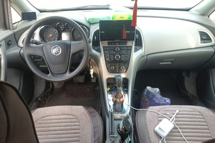 Used Buick GT 2013 XT 1.6L Automatic Comfort Edition Center Console