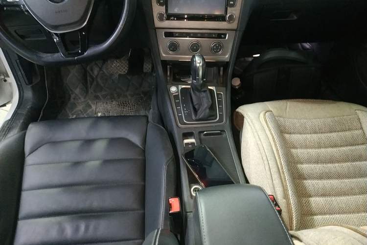 Used Volkswagen Golf 2015 1.4TSI Automatic Luxury Model Gear Lever