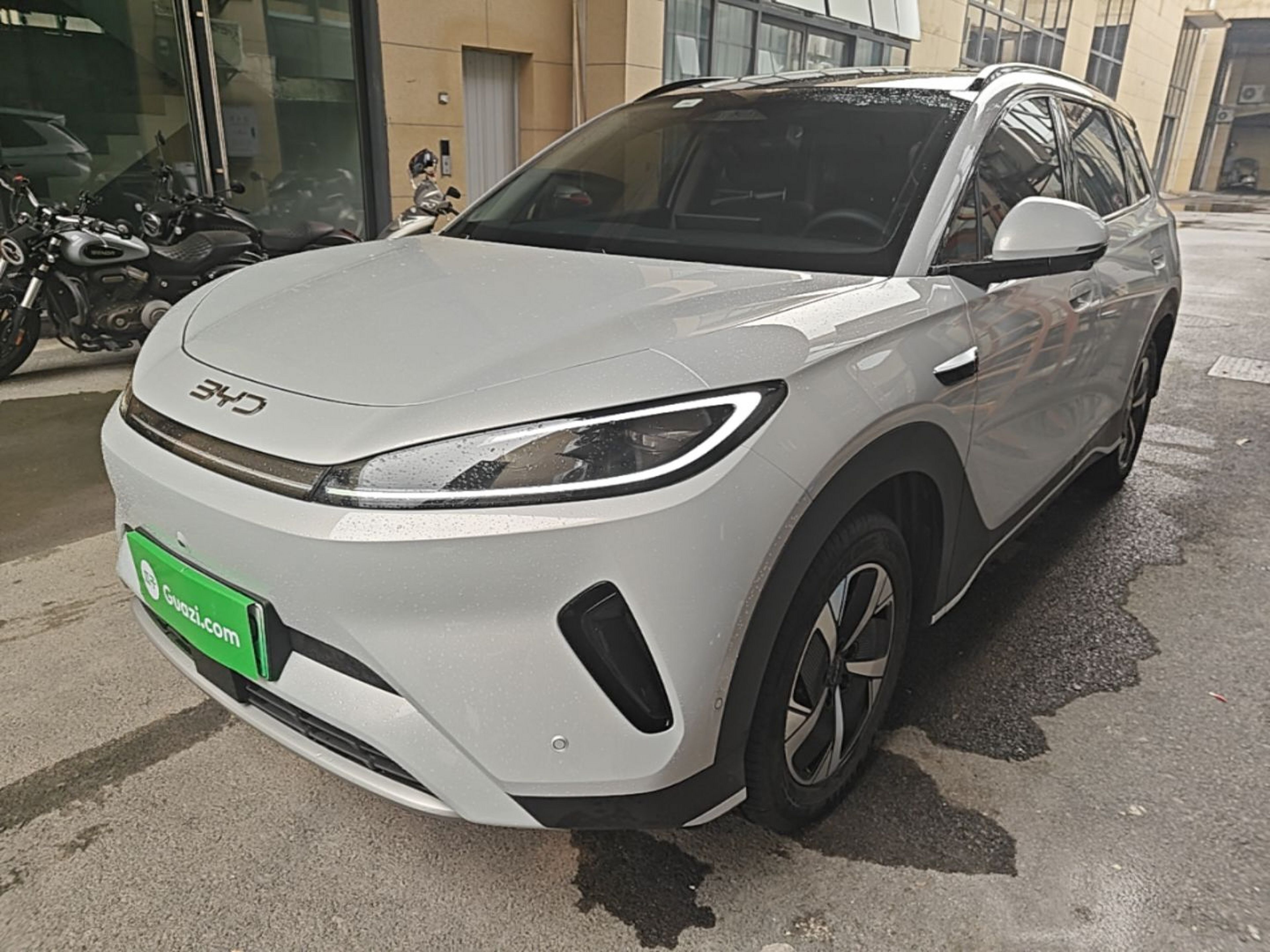 Unter der Vorderseite des Autos