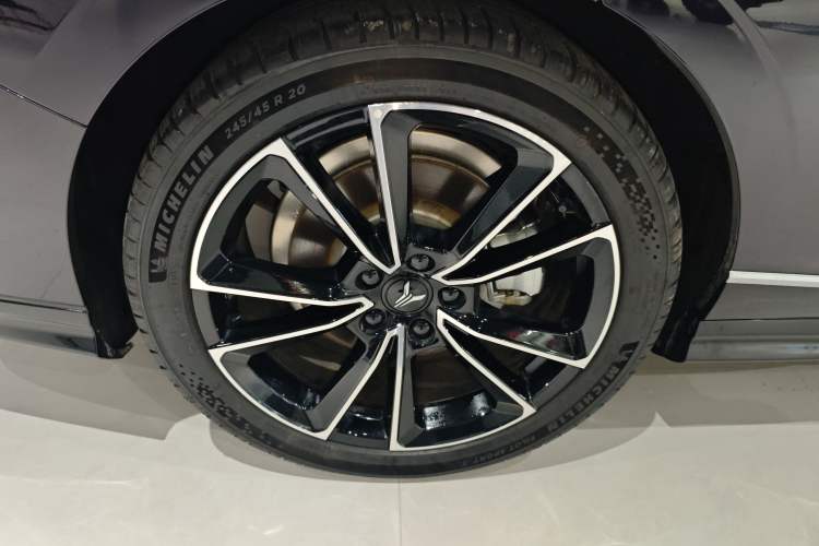 Used VOYAH PASSION 2024 PHEV Four-Wheel Drive Ultra-Long Range Flagship Model Right Rear Wheel Hub