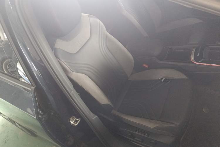 Used Volkswagen ID.4 CROZZ 2021 Long-Range Lite PRO Two-Wheel Drive Version Right Front Seat