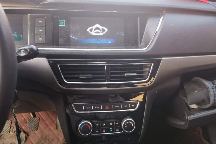 Used CHANGAN KAICHENG Oushang A600 2016 1.5L Manual Fashion 7-Seater Audio And AC Panel