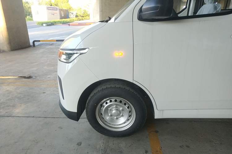 Used Wuling Yangguang 2024 300KM Comfort Version Passenger Van 75kW