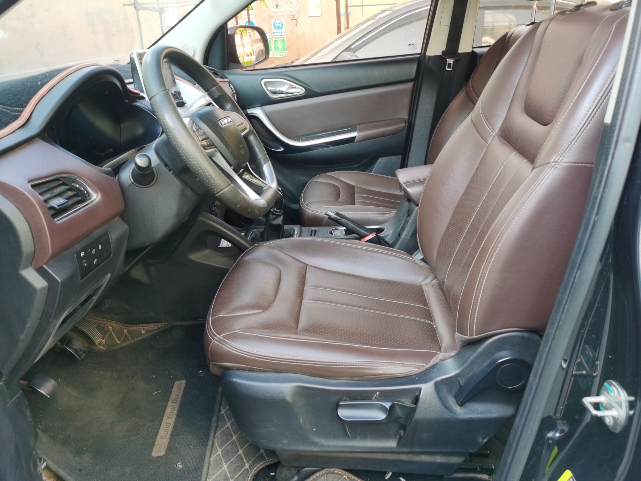 المقاعد الأمامية داخل السيارة