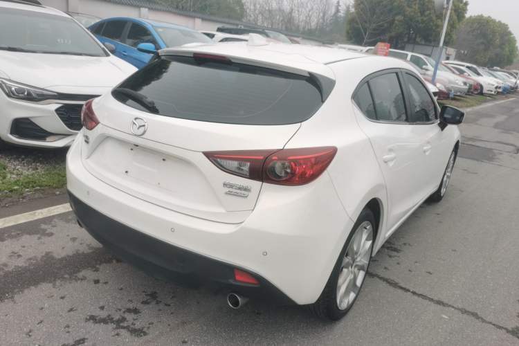 Used Mazda 3 Axela 2016 Hatchback 2.0L Automatic Sport Model
