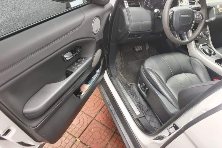 Used Land Rover Range Evoque 2018 240 PS SE Smart Brilliance Edition Driver Seat