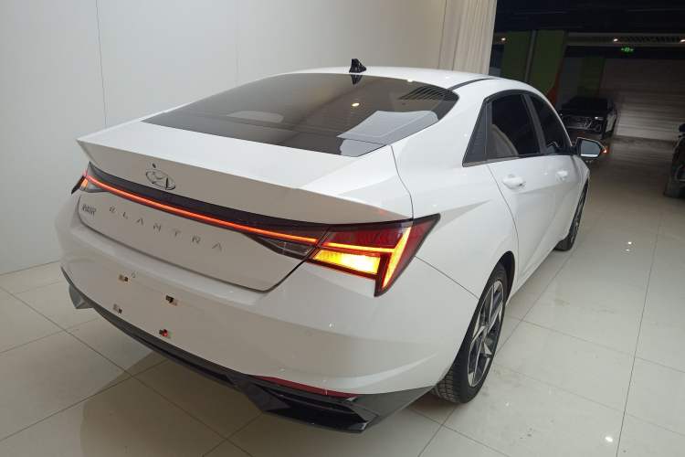 Used Hyundai Elantra 2021 1.5L CVT LUX Prestige Edition Rear Right 45 Deg