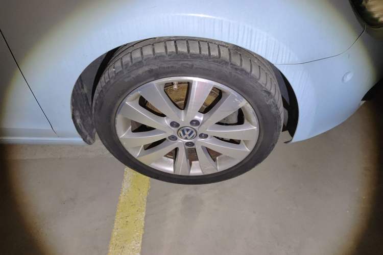 Used Volkswagen Golf 2012 1.4TSI Luxury Convertible Edition Right Front Wheel Hub