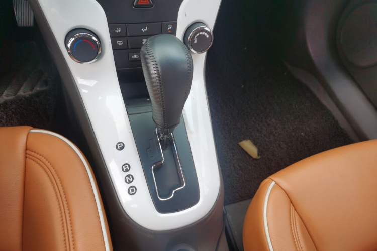 Used Chevrolet Cruze 2015 1.5L Classic SE AT Gear Lever