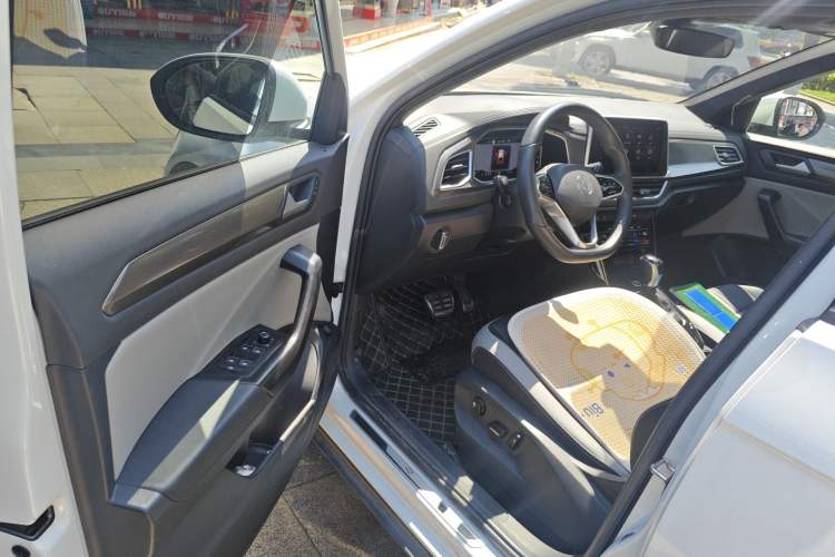 Used Volkswagen T-ROC 2023 300TSI DSG Two-Wheel-Drive Chen Guang Edition Driver Seat