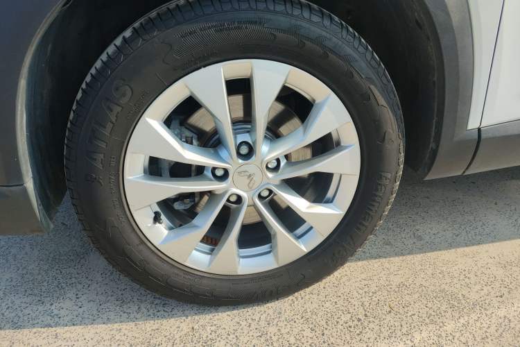 Used Wuling Asta 2021 1.5T Manual Xingyue Edition Left Front Wheel Hub