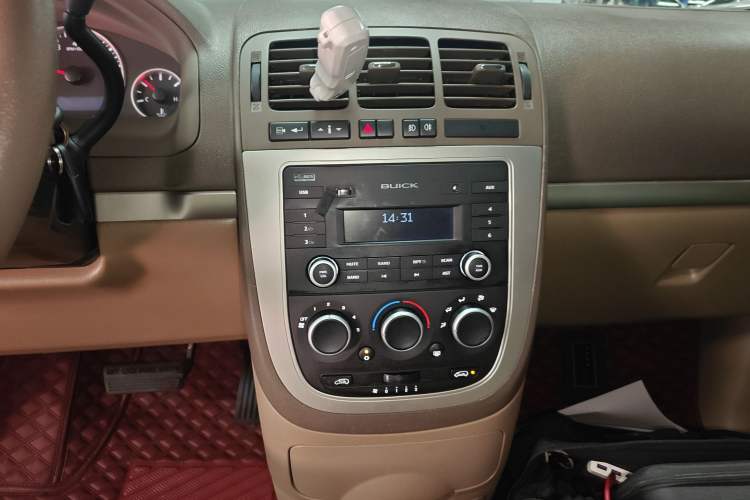 Used Buick GL8 2014 2.4L Classic Edition Audio And AC Panel