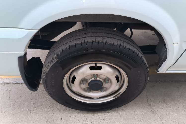 Used JMC Fushun 2023 2.0T Manual Short-Wheelbase Mid-Height Commercial Multi-Purpose 5-Seater Passenger Vehicle Right Rear Wheel Hub