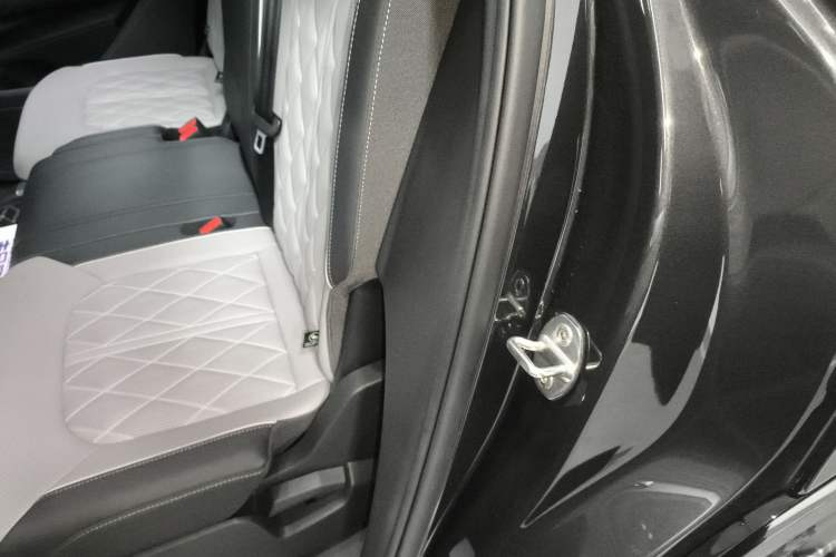 Used Volkswagen Tavendor 2024 380TSI All-Wheel Drive R-Line Cruise Edition Left Rear Seat