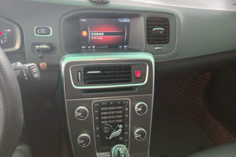 Used Volvo V60 2015 T5 Zhiyi Edition Audio And AC Panel