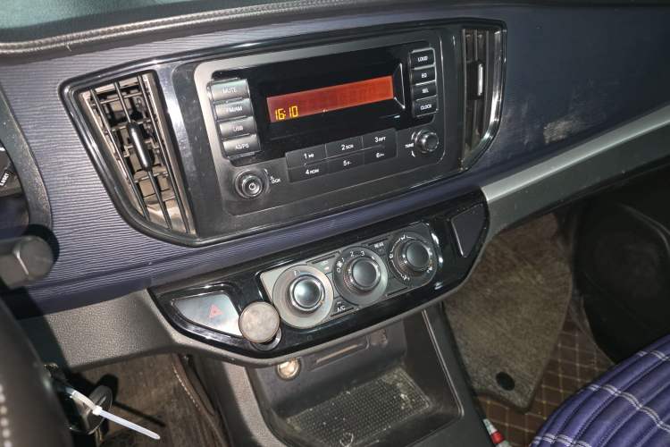 Used FORTHING Lingzhi 2022 M5L 1.6L Utility Model 7 Seats Audio And AC Panel