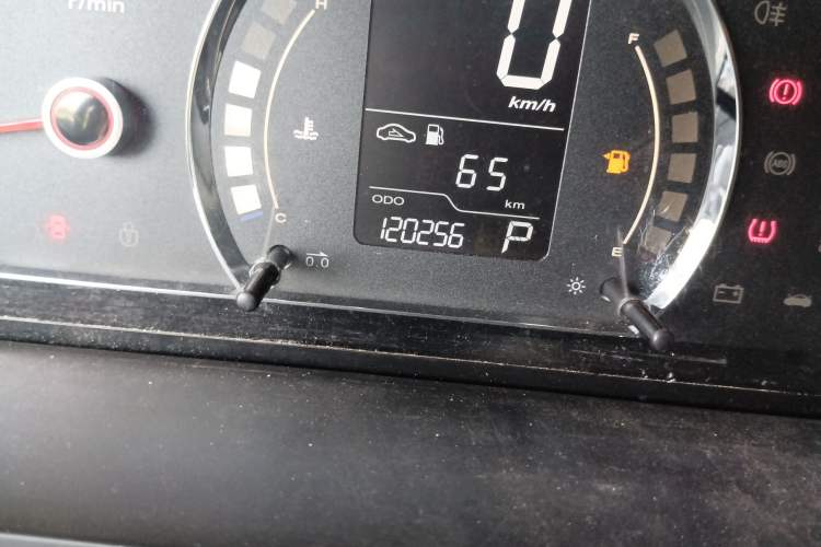 Used Roewe 350 2015 1.5L Automatic Luxury Sunroof Edition Odometer Close Up