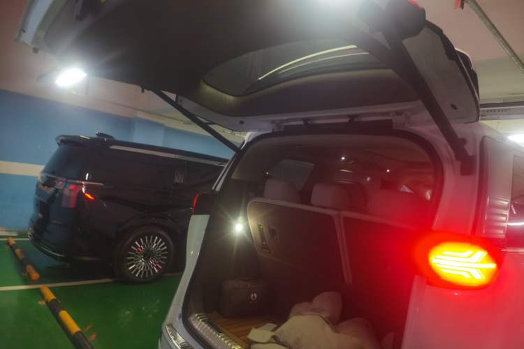 Used Denza D9 2022 DM-i 1040 Prestige Model
