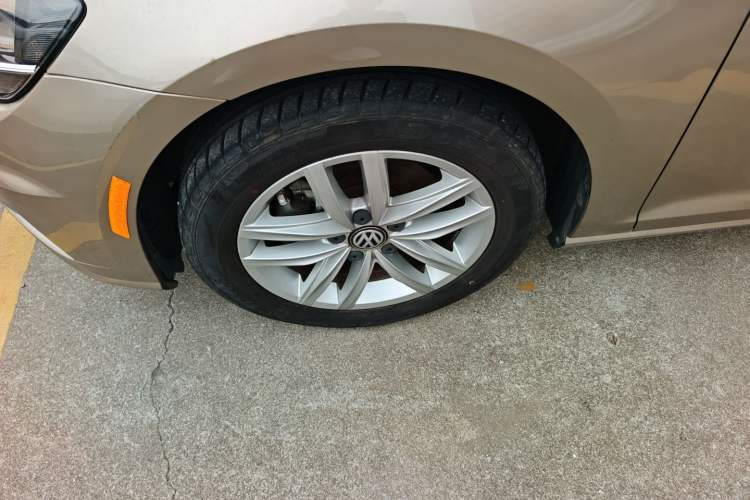 Used Volkswagen Golf 2018 230TSI Automatic Comfort Model Left Front Wheel Hub