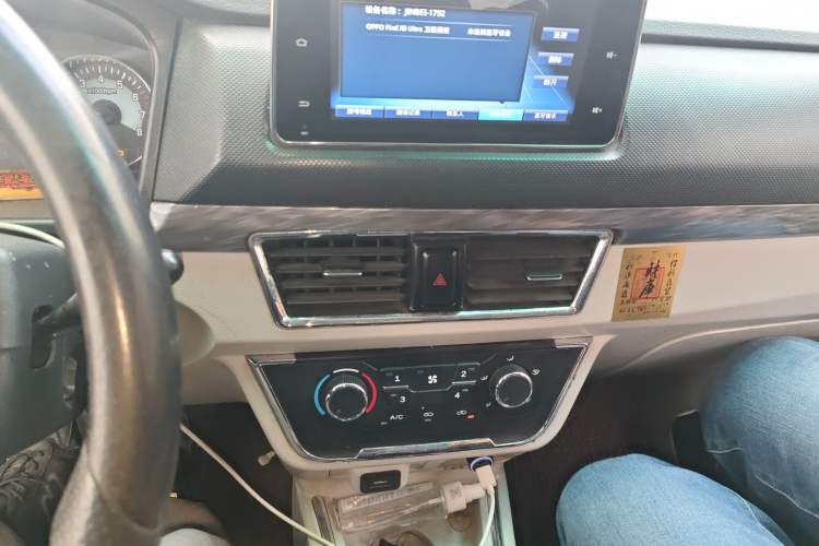 Used Jinbei New Hiace S 2021 1.6L Business Central Air-Conditioned Van China VI Standard SWD16M Audio And AC Panel