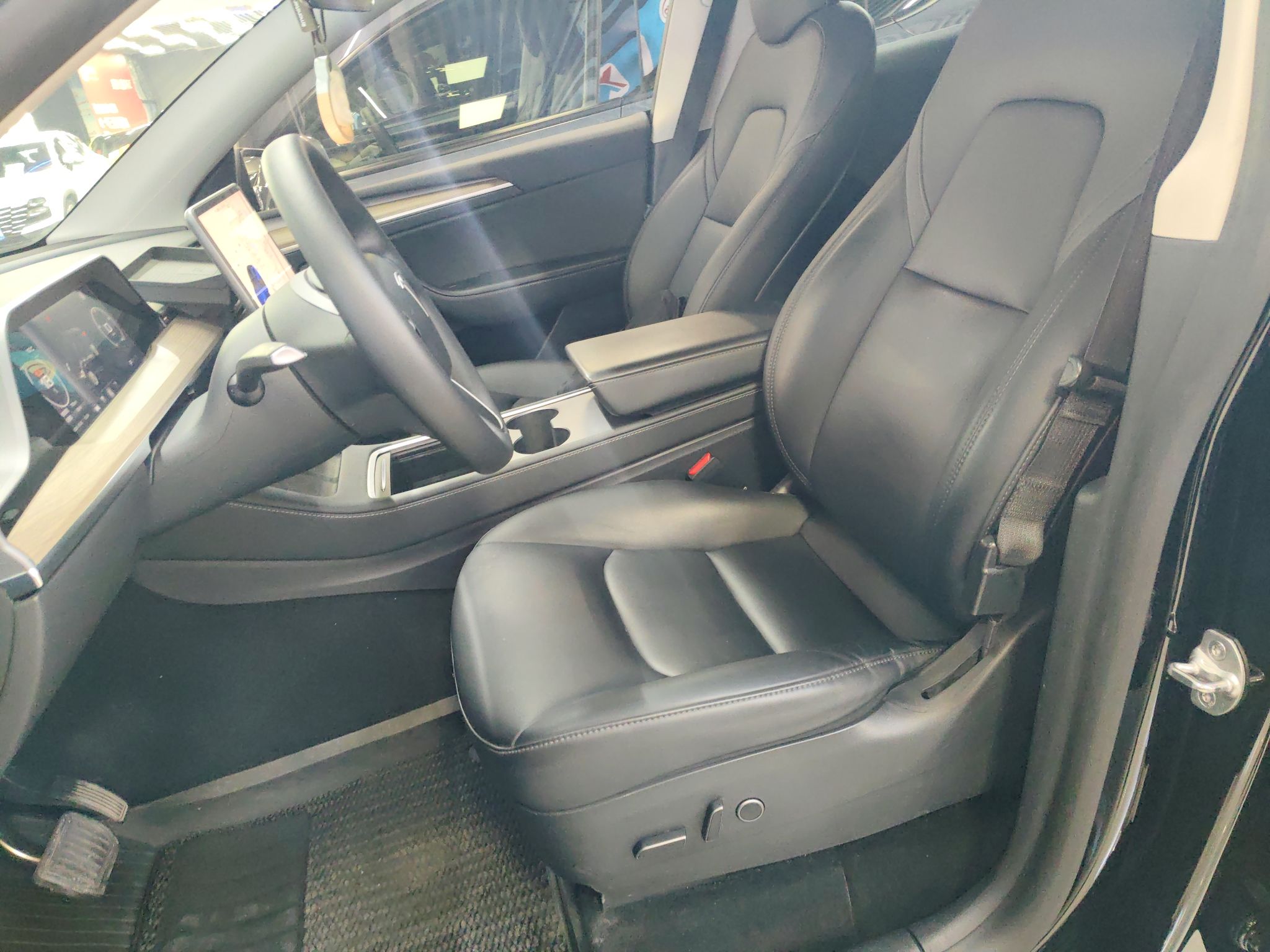 Переднее сиденье в автомобиле