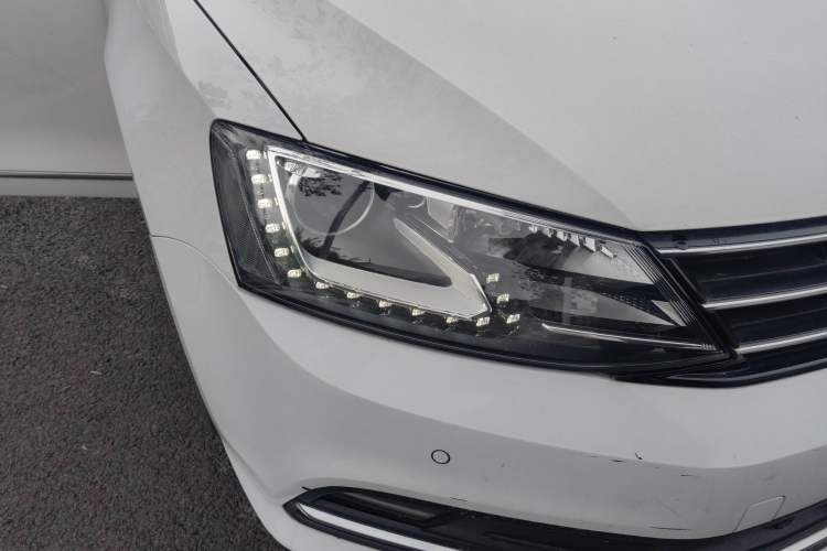 Used Volkswagen Sagitar 2015 230TSI Automatic Luxury Model Right Front Headlight