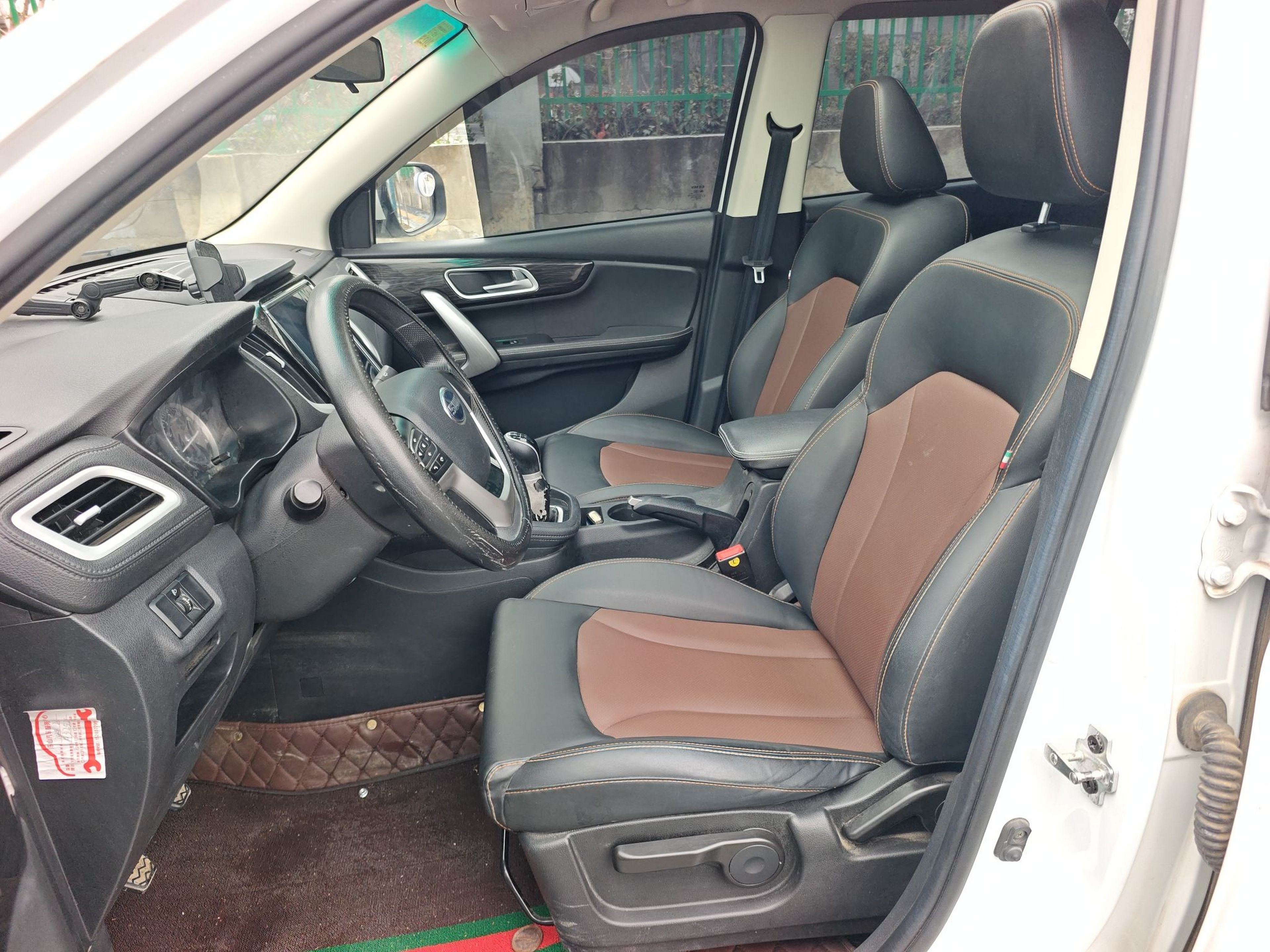 المقاعد الأمامية داخل السيارة