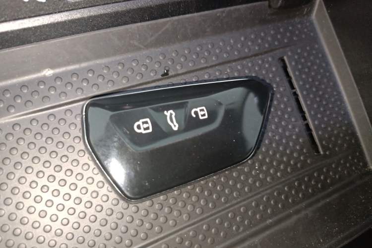 Used Volkswagen Tavendor 2024 Facelifted 380TSI All-Wheel Drive R-Line Cruise Premium Edition Interior 1