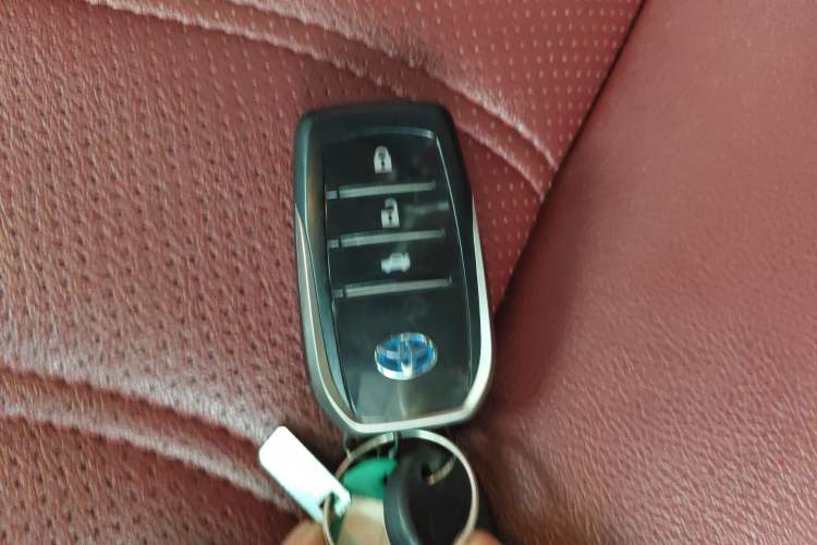 Used Toyota Levin 2017 Revised Dual-Engine 1.8H GS E-CVT Elite Sunroof Version China V Standard Vehicle Key