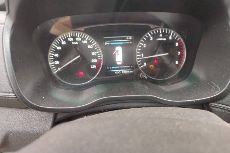 Used SWM X7 2016 1.5T Manual Luxury Edition 7 Seats Odometer Close Up