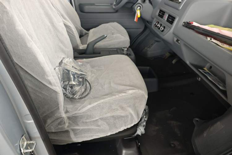 Used Wuling Yangguang 2024 300KM Comfort Version Passenger Van 75kW
