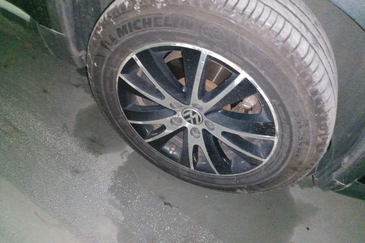 Used Volkswagen Tiguan 2013 1.8 TSI Automatic All-Wheel Drive Luxury Model Right Front Wheel Hub