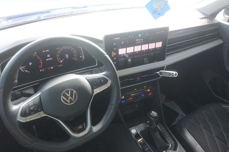 Used Volkswagen Tiguan L 2024 Outstanding Model 330TSI Automatic Two-Wheel Drive R-Line Dragon Glory Edition Center Console