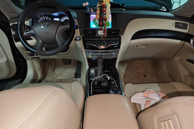 Used Infiniti M Series 2012 M25L Comfort Edition Center Console