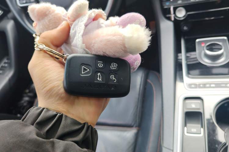 Used Jaguar F-PACE 2016 2.0T Two-Wheel Drive Urban Luxury Edition
