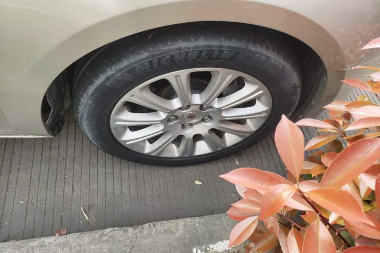 Used Cadillac XTS 2013 28T Luxury Model Right Front Wheel Hub