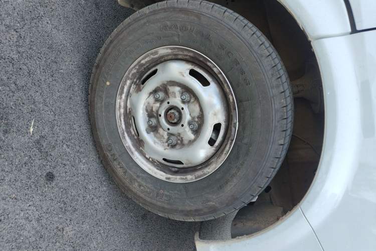 Used JMC Fushun 2023 2.0T Manual Short-Wheelbase Mid-Roof Commercial Van Transporter 2/3 Seats