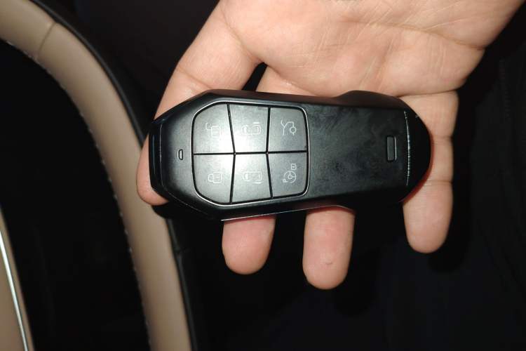 Used XPeng X9 2024 610 Long-Range Pro Interior 1