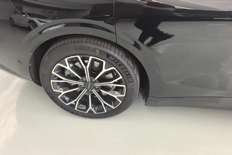 Used Zeekr 007 2024 Rear-Drive Intelligent Driving Version 75 kWh Right Rear Wheel Hub